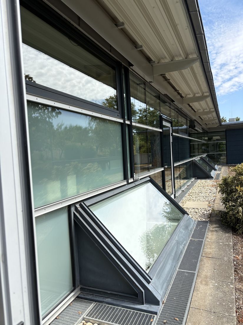 Gereinigte Glasfront mit Lichtschächten an einem Bürogebäude