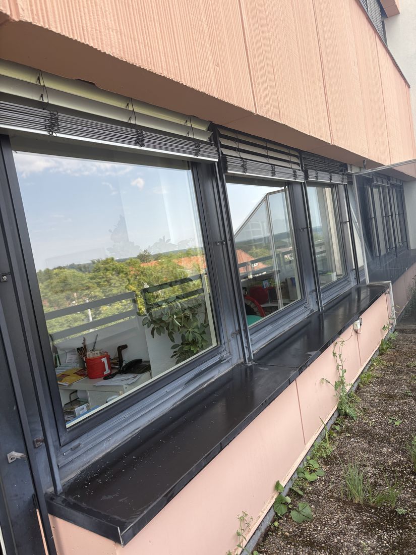 Saubere Fensterreihe an einem Bürogebäude