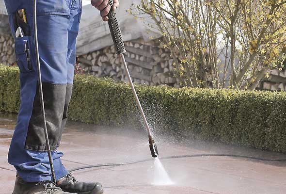 Reinigung einer Terrasse mit dem Hochdruck-Dampfstrahler